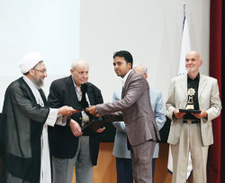 In a ceremony held on Sunday to mark the Islamic Human Rights and Human Dignity Day, human rights activists from Norway, Palestine and Bangladesh were given awards. 
