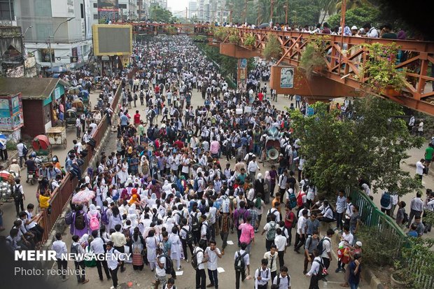 بنگلہ دیش میں گارمنٹس ملازمین کا تنخواہوں میں اضافہ نہ ہونے پر مظاہرہ