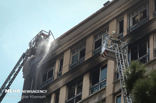 آتش‌سوزی ساختمان اداری۱۰ طبقه در خیابان آفریقا