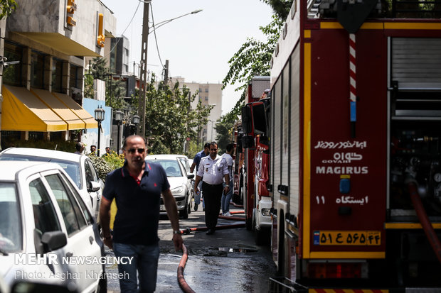 حريق بمبنى اداري في احد شوارع طهران