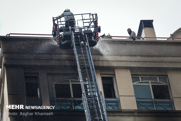 آتش‌سوزی ساختمان اداری۱۰ طبقه در خیابان آفریقا