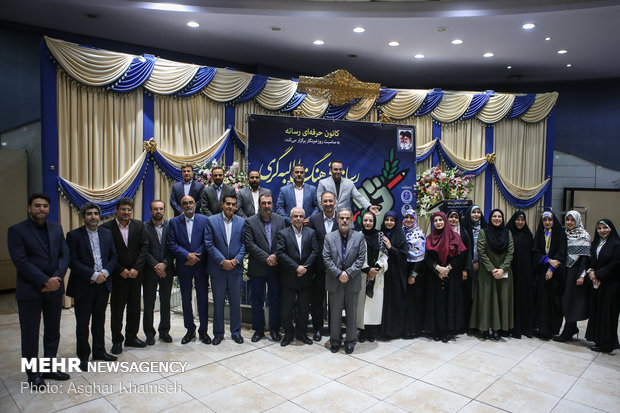 تقدیر از خانواده شهید نوری و مرحوم مردوخی در مراسم روز خبرنگار