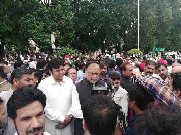 پاکستان میں اپوزیشن جماعتوں کا انتخابات میں دھاندلی کے خلاف احتجاج جاری پاکستان میں اپوزیشن جماعتوں کا انتخابات میں دھاندلی کے خلاف احتجاج جاری