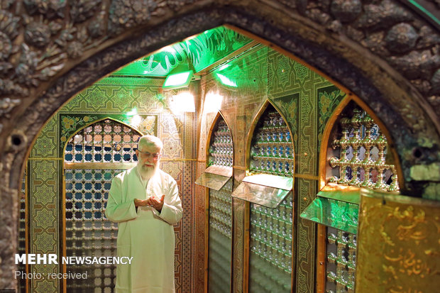 رہبر معظم کی موجودگی میں حضرت امام رضا (ع) کی قبر مطہر سے غبار صاف کرنے کی تقریب