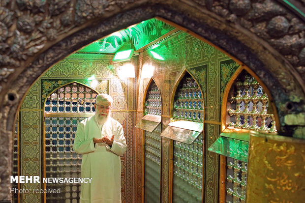 غبارروبی مضجع مطهر حضرت امام رضا (علیه‌السلام)