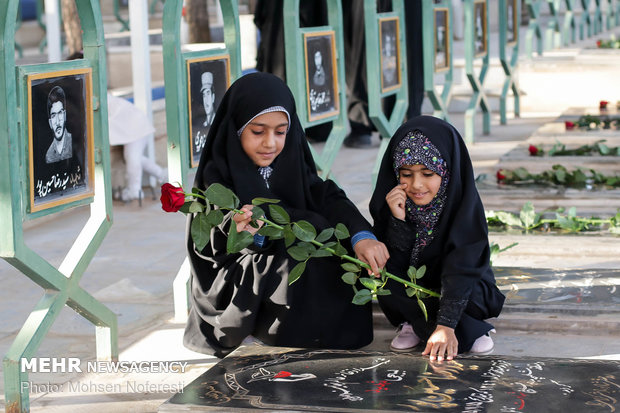 غبار روبی مزار شهدا توسط اصحاب رسانه خراسان جنوبی