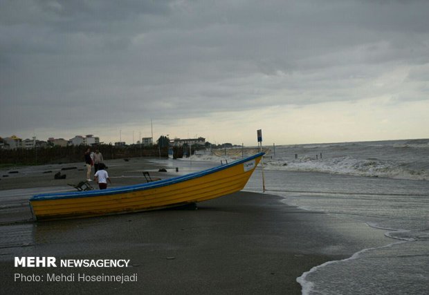 خسارت امواج خزر به طرح سالمسازی دریا در آستارا