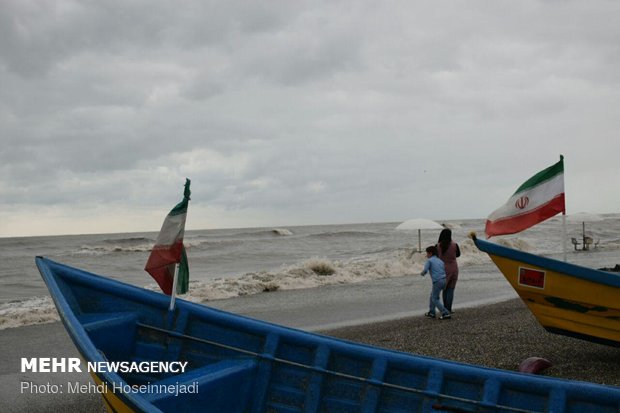 خسارت امواج خزر به طرح سالمسازی دریا در آستارا