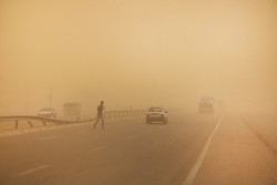 طوفان شن یزد را در نوردید/ توقف خودروها در جاده‌ها با کاهش دید افقی