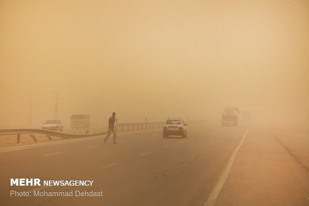 طوفان شن یزد را درنوردید/توقف خودروها در جاده‌ها با کاهش دید افقی