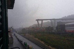 فرو ریختن یک پل در ایتالیا/ وسایل نقلیه زیر آوار ماندند
