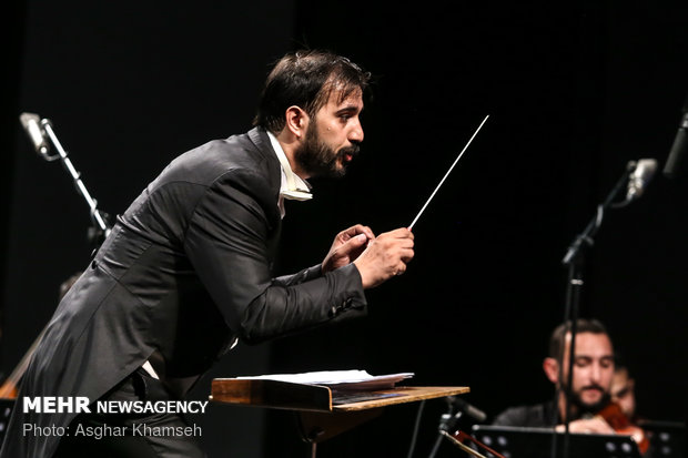 Violinist Ghafari performs in Tehran