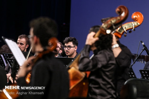 Violinist Ghafari performs in Tehran