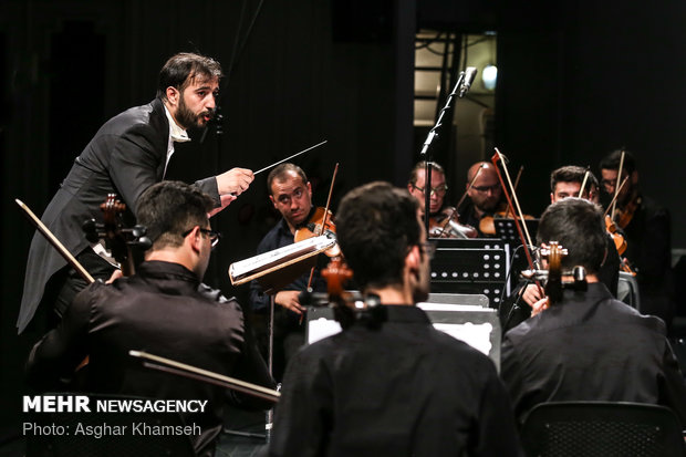 Violinist Ghafari performs in Tehran