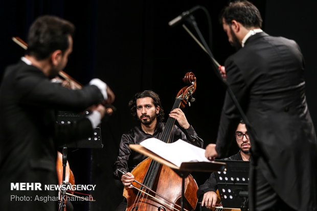 Violinist Ghafari performs in Tehran