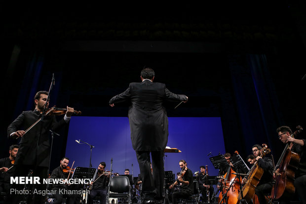 Violinist Ghafari performs in Tehran