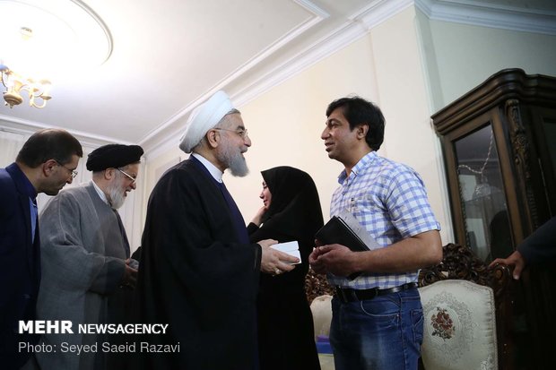 دیدار سرزده رییس جمهور با خانواده شهید و جانباز دفاع مقدس
