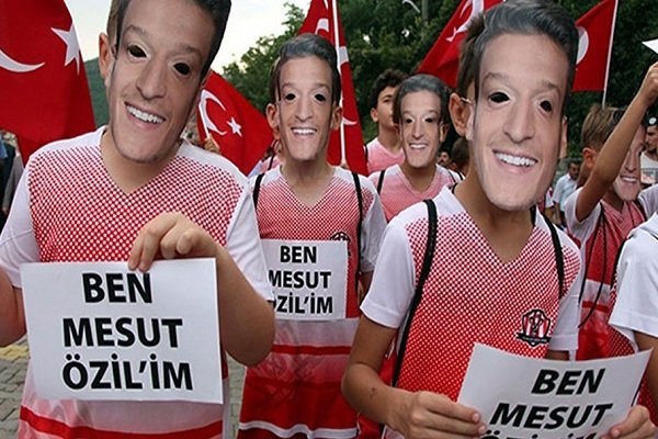 Devrek'te, Mesut Özil maskeli yürüyüş