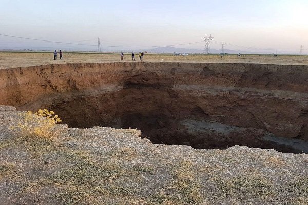 ایجاد فروچاله‌ای به عمق ۶۰ متر در دشت کبودرآهنگ - خبرگزاری مهر | اخبار  ایران و جهان | Mehr News Agency
