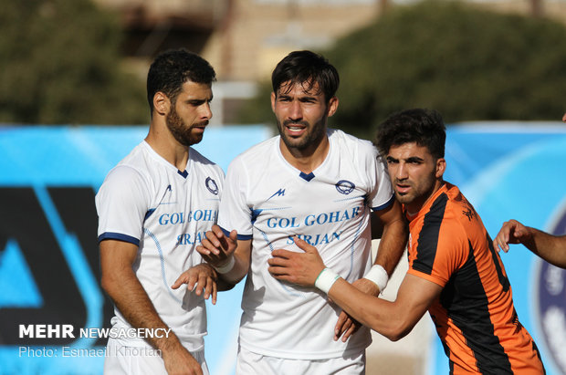 دیدار تیم های فوتبال گل گهر سیرجان و مس کرمان
