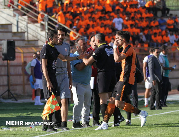 دیدار تیم های فوتبال گل گهر سیرجان و مس کرمان