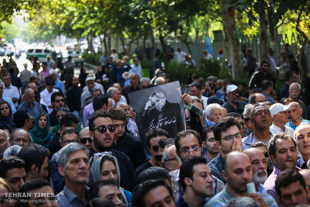 Thousands bid farewell to Ezzatollah Entezami