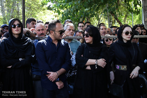 Thousands bid farewell to Ezzatollah Entezami