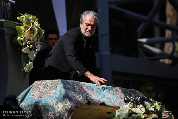 Thousands bid farewell to Ezzatollah Entezami