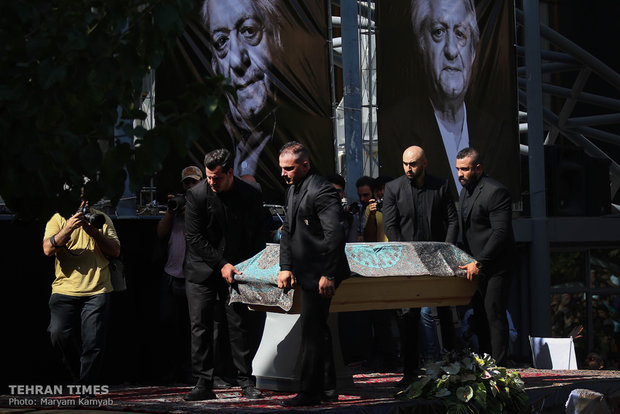 Thousands bid farewell to Ezzatollah Entezami