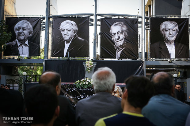 Thousands bid farewell to Ezzatollah Entezami