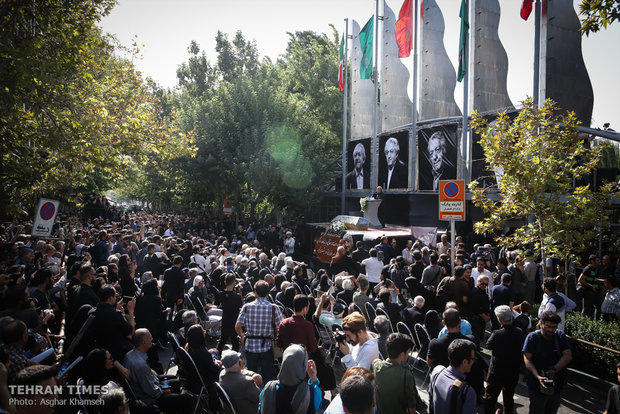 Thousands bid farewell to Ezzatollah Entezami