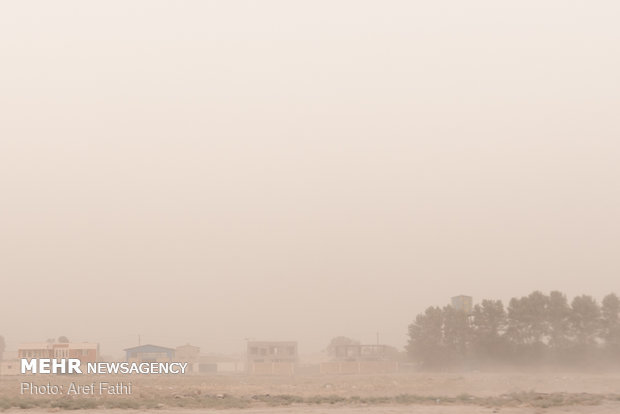 گرد و غبار استان ایلام را فرا گرفت/ مهران در وضعیت«خطرناک»