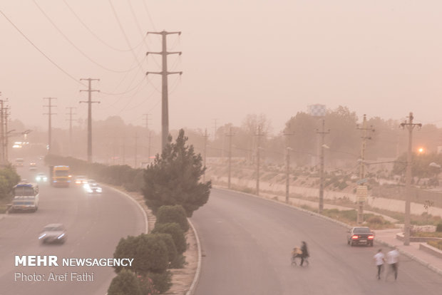 گرد و غبار بیشتر مناطق سردسیری و گرمسیری استان را فرا می گیرد