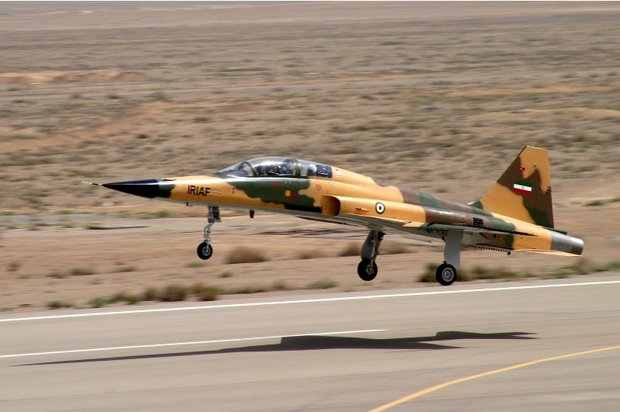 İran'ın ilk yerel savaş uçağı açığa çıkartıldı