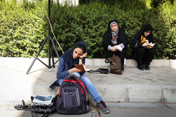 Observing Arafa Day at Tehran University