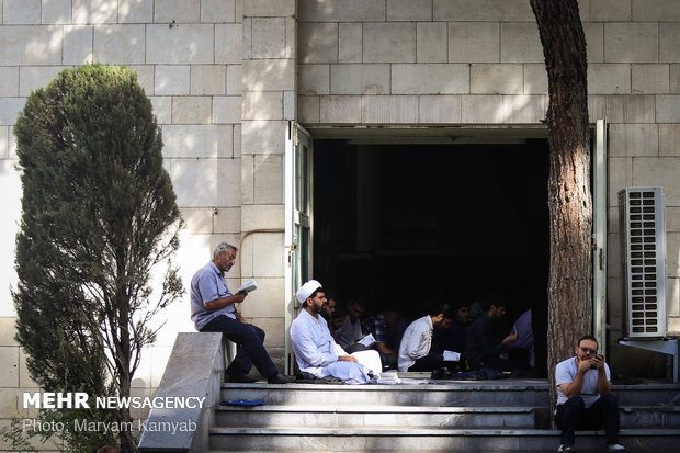 Observing Arafa Day at Tehran University