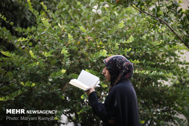 Observing Arafa Day at Tehran University