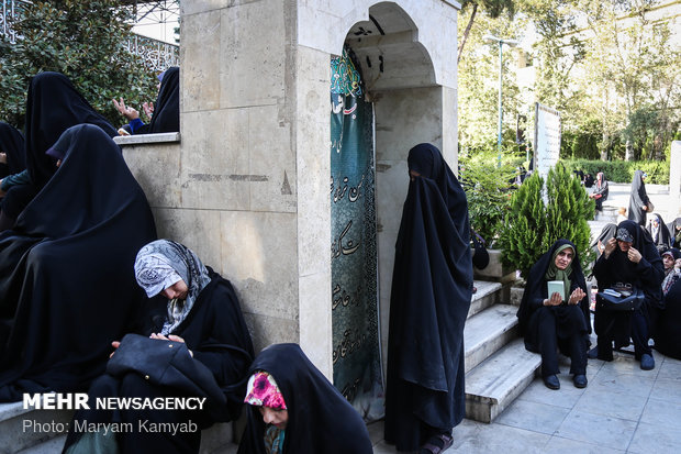 Observing Arafa Day at Tehran University