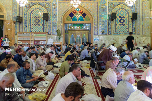 Iranians mark holy “Day of Arafa”