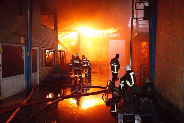 آتش‌سوزی در کارخانه آرد قدیم بروجرد/ تلفات جانی گزارش نشد