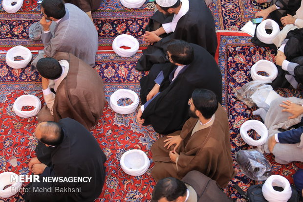 مراسم عمامه گذاری جمعی از طلاب در روز عید غدیر