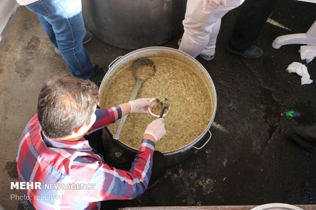 توزیع آش نذری به مناسبت عید غدیر در زنجان
