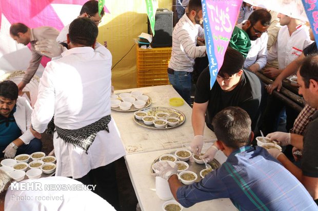 توزیع آش نذری به مناسبت عید غدیر در زنجان