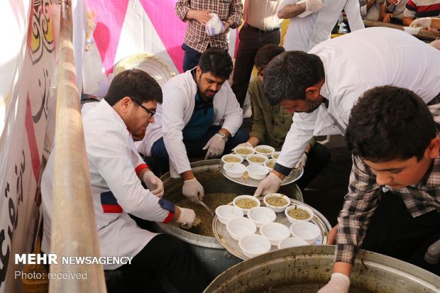 توزیع آش نذری به مناسبت عید غدیر در زنجان