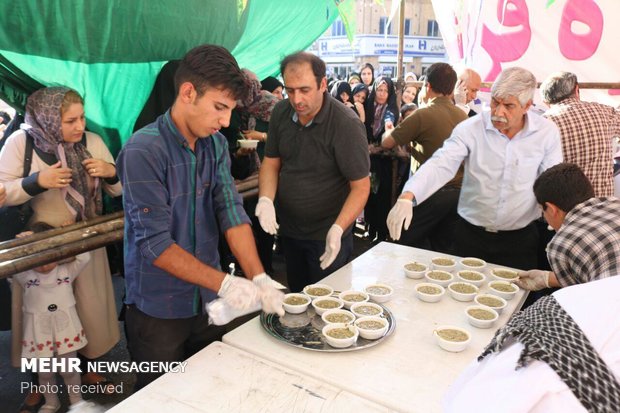 توزیع آش نذری به مناسبت عید غدیر در زنجان