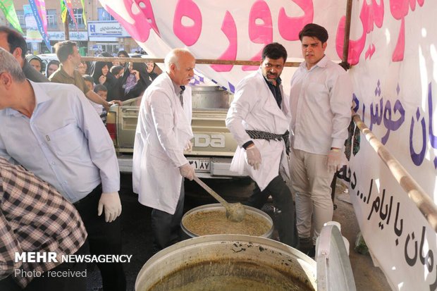 توزیع آش نذری به مناسبت عید غدیر در زنجان
