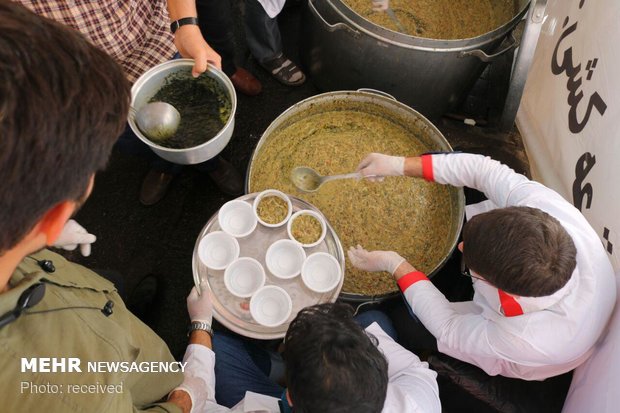توزیع آش نذری به مناسبت عید غدیر در زنجان
