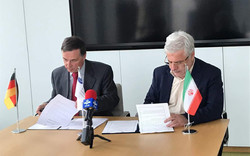 Taqi Noorbakhsh, head of Iran’s Social Security Organization (R), and Joachim Broer, head of International Social Security Association, are signing an MOU on insurance related fields