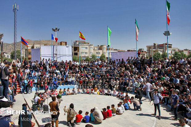 ۳۳نمایش دردومین روزاز سیزدهمین جشنواره تئاترخیابانی مریوان اجراشد