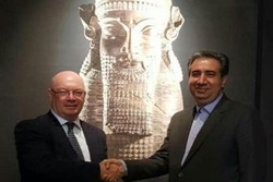 Alistair Burt (L) shakes hands with Jebrael Nokandeh at the National Museum of Iran on September 1, 2018.